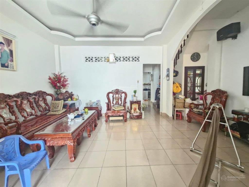 Mặt tiền kinh doanh  đường 8m  ô tô thông  81m2  ngang 5m  vuông vức  chỉ 8 tỷ.