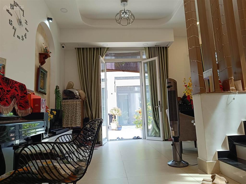 Gấp bán, giảm 100tr, giá chỉ còn 7tỷ6  bán nhà kiểu villa lô góc 3 mặt thoáng kdc esco quận 2