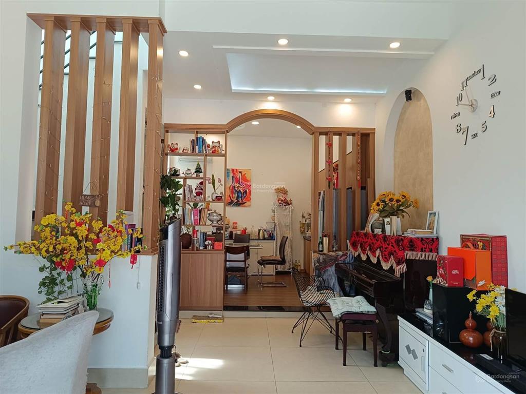 Gấp bán, giảm 100tr, giá chỉ còn 7tỷ6  bán nhà kiểu villa lô góc 3 mặt thoáng kdc esco quận 2