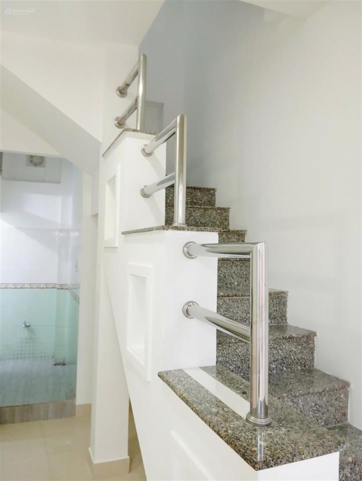 Nhà đẹp ở ngay vị trí đắc địa  chi cục thuế q8  dt 42m2 ngang 3,7m, chỉ 3,2 tỷ