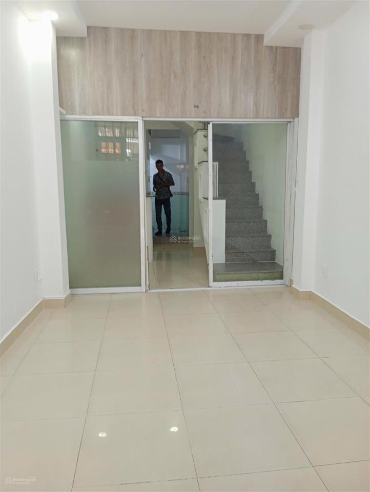 Nhà đẹp ở ngay vị trí đắc địa  chi cục thuế q8  dt 42m2 ngang 3,7m, chỉ 3,2 tỷ
