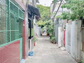 Nhà đẹp ở ngay vị trí đắt địa  chi cục thuế q8  dt 42m2 ngang 3,7 chỉ 3,2tỷ