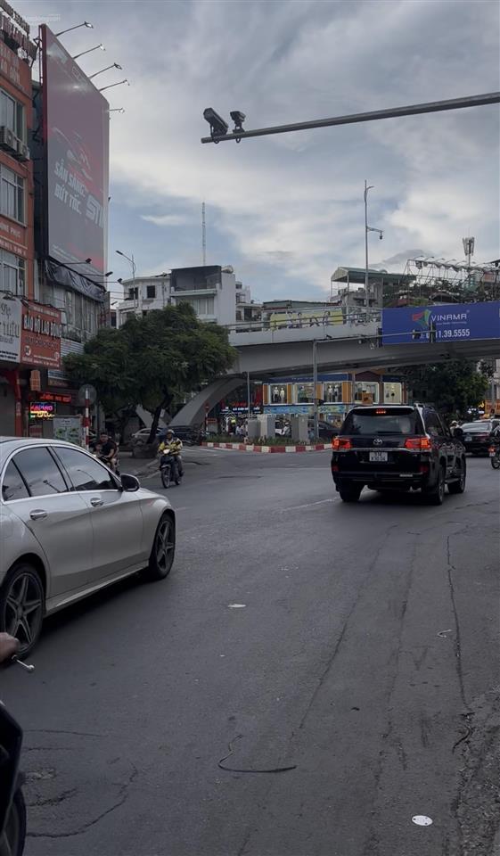Nhà mặt phố giá trong ngõ, 65m2, 3 tầng. vị trí gần ngã tư lò đúc  trần khát chân. giá 21 tỷ