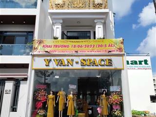 Bán nhà 3 tầng rưởi lầu, hướng đông bắt, dt nền 102,6mv