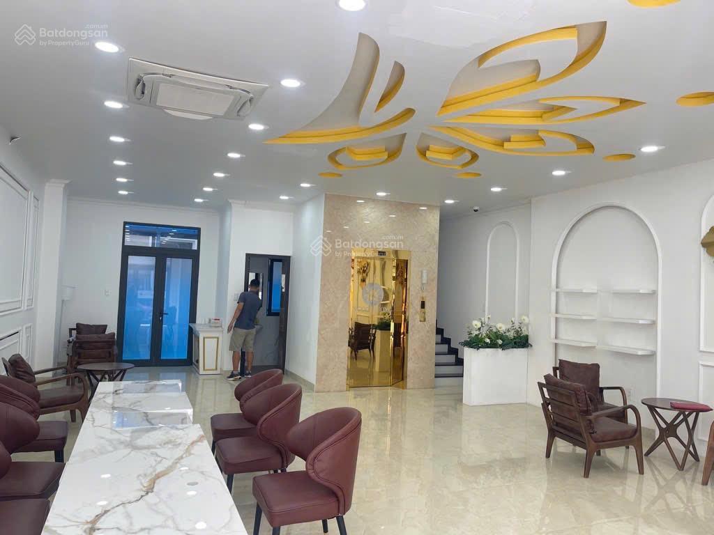 Mặt tiền nguyễn văn nguyễn quận 1  có thang máy  dòng tiền 700tr/năm