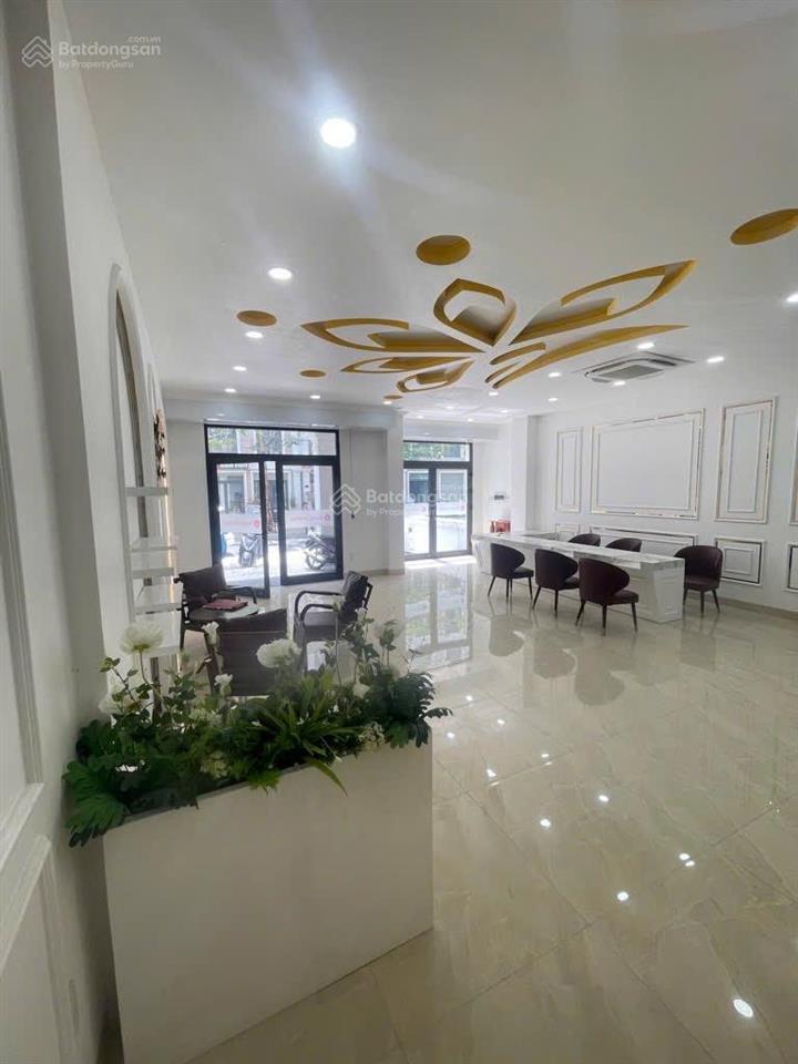 Mặt tiền nguyễn văn nguyễn quận 1  có thang máy  dòng tiền 700tr/năm