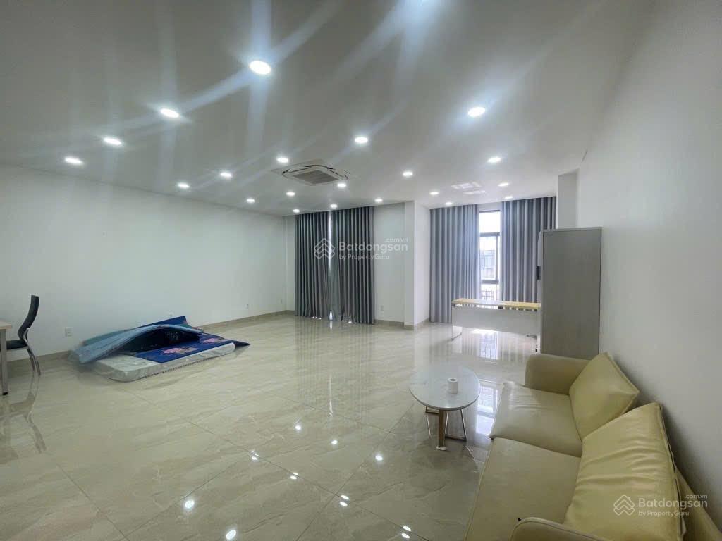 Mặt tiền nguyễn văn nguyễn quận 1  có thang máy  dòng tiền 700tr/năm