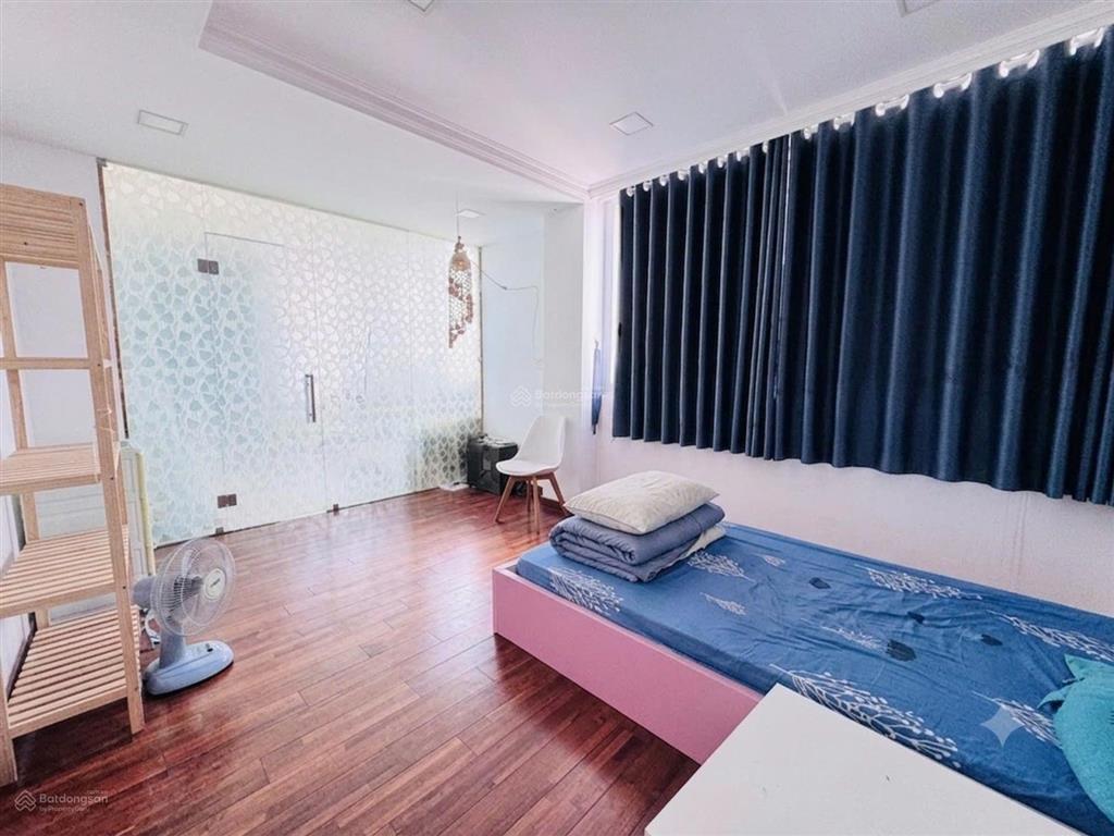 Mặt tiền quận 1 có thang máy  thu nhập tốt hàng năm