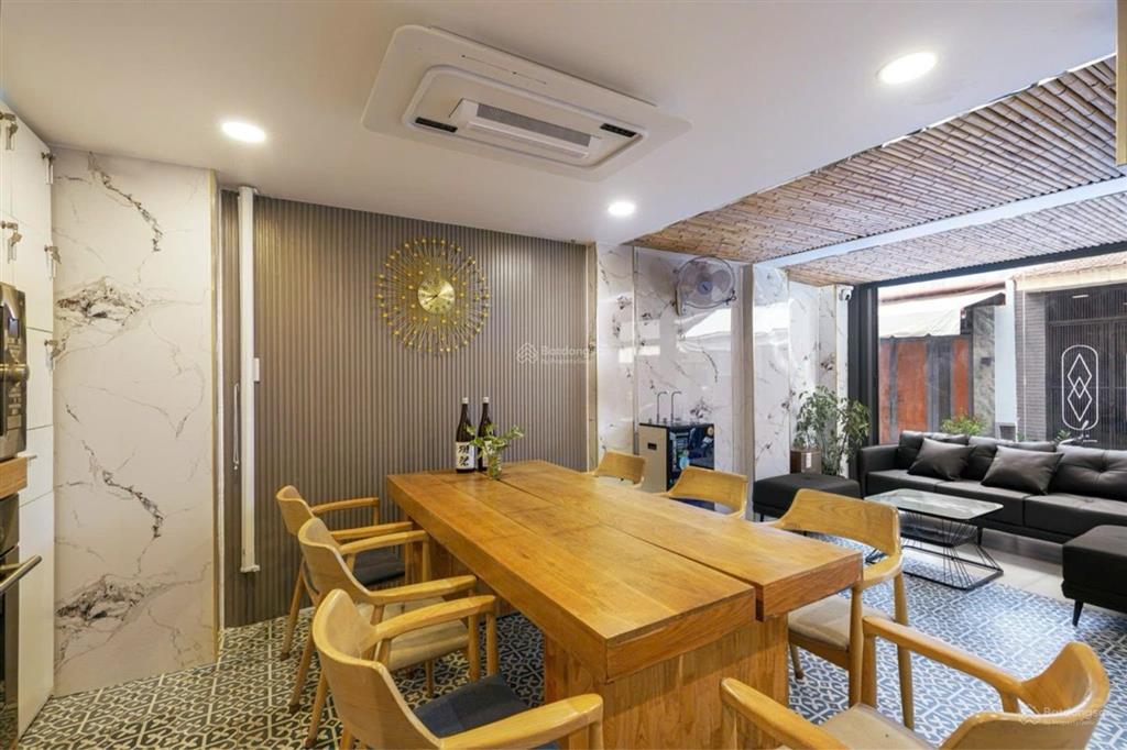 Dòng tiền 1,5tỷ/ năm  toà nhà trần hưng đạo bến thành quận 1  12pn  có thang máy