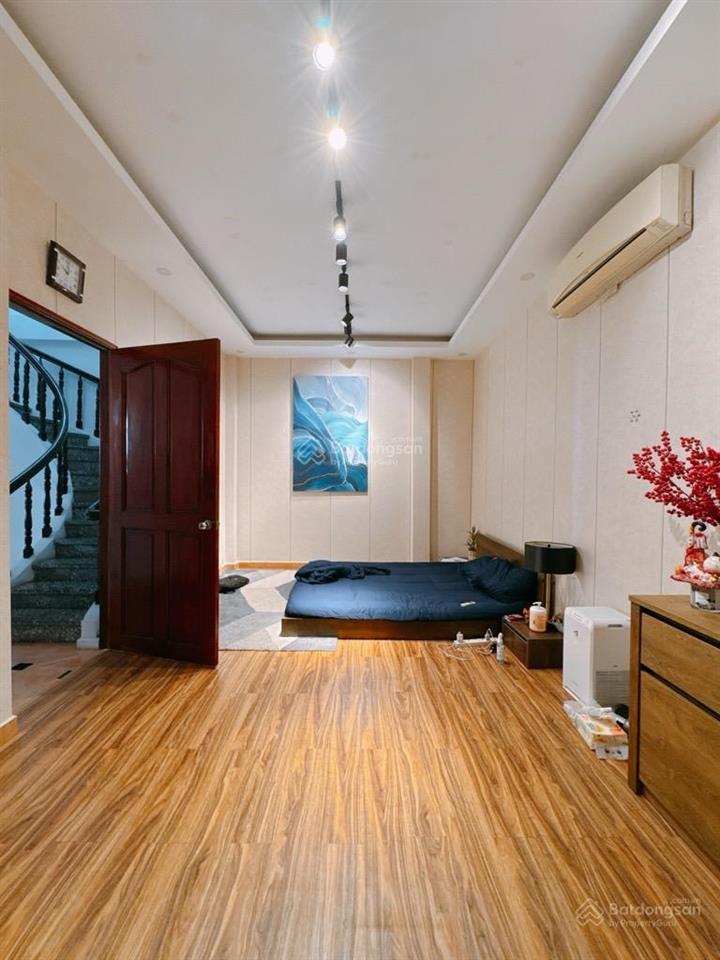 Nhà trần hưng đạo quận 1  xe tải đỗ cửa  ngang 6,5m