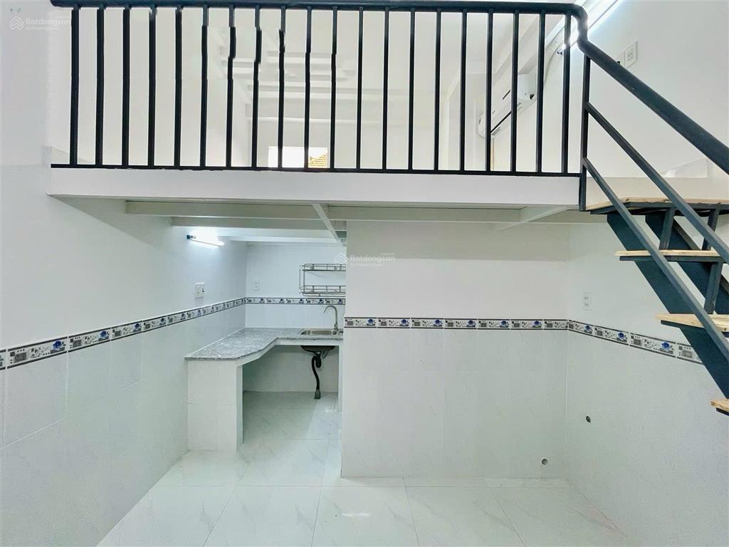 Duplex 2 cửa sổ trời siêu thoáng gác cao đứng tiện di chuyển q3