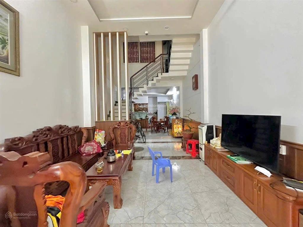Bán nhà hẻm 6m ngay chợ tân hương dt 4m x 15m đúc 3 tấm