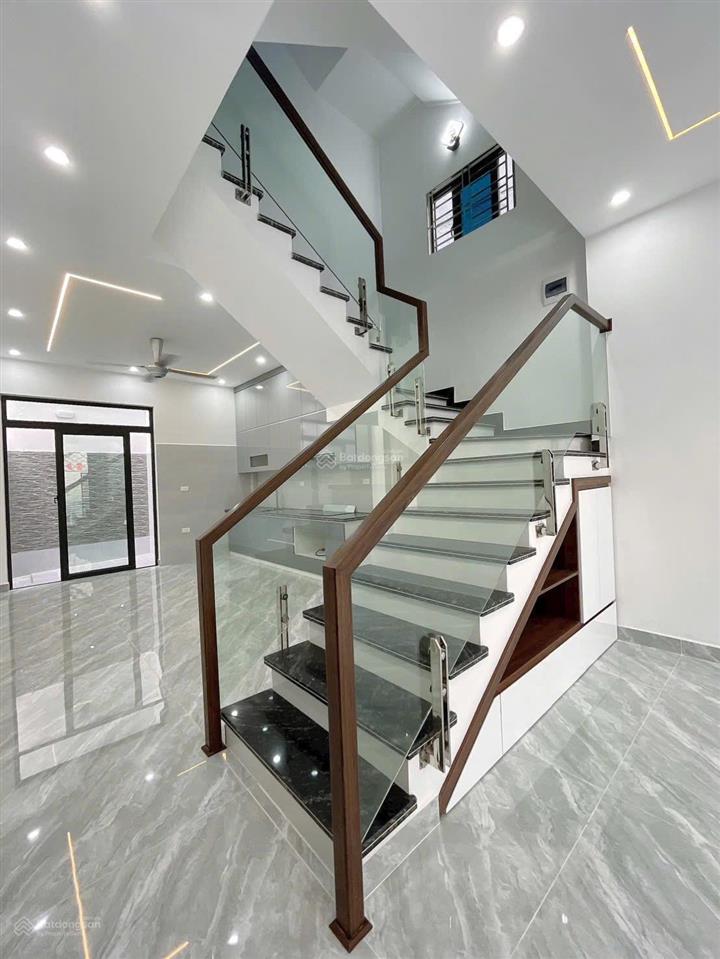 Bán nhà xây độc lập sân cổng riêng, cách big c 300m
vị trí ngay tuyến 2 lê hồng phong