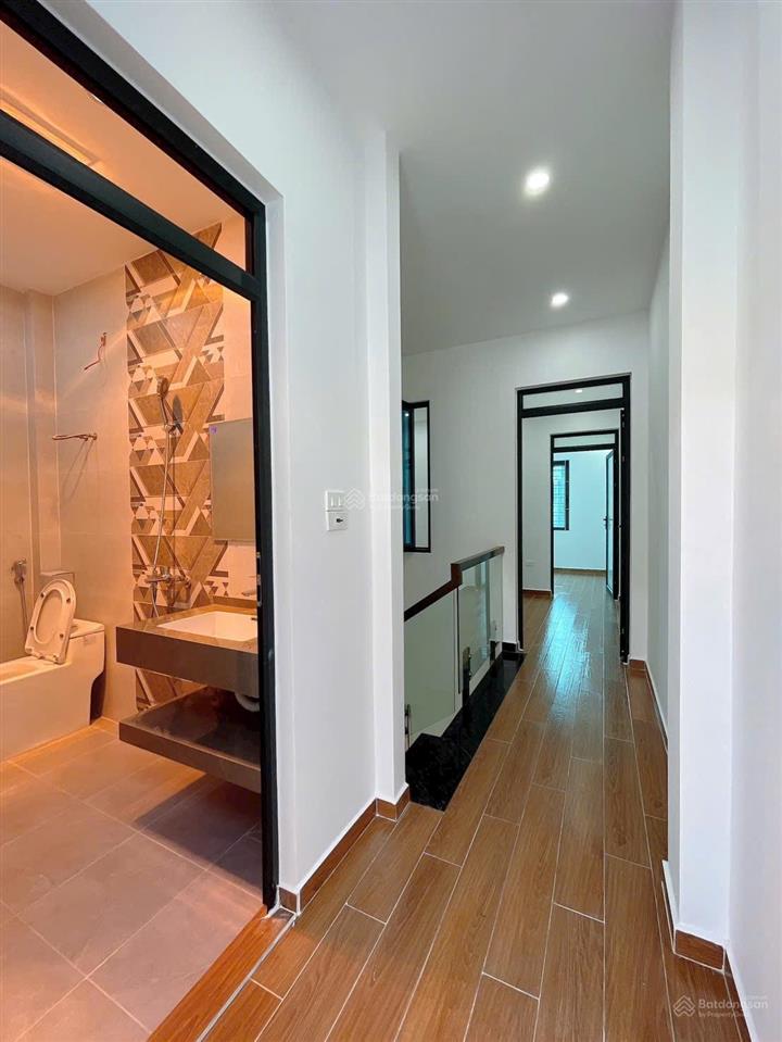 Bán nhà xây độc lập sân cổng riêng, cách big c 300m
vị trí ngay tuyến 2 lê hồng phong