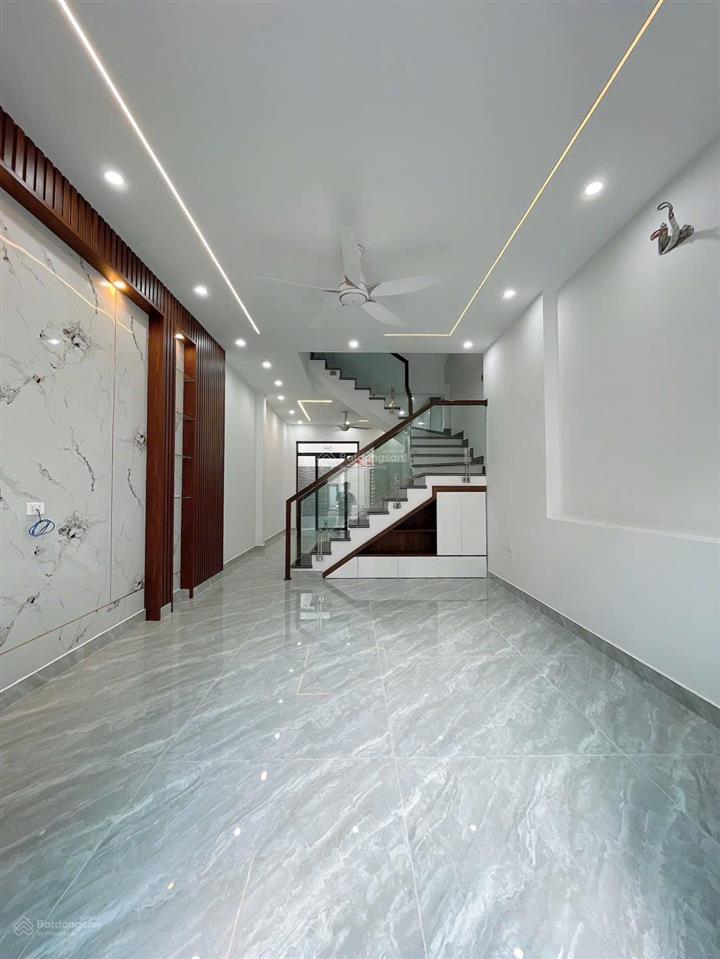 Bán nhà xây độc lập sân cổng riêng, cách big c 300m
vị trí ngay tuyến 2 lê hồng phong
