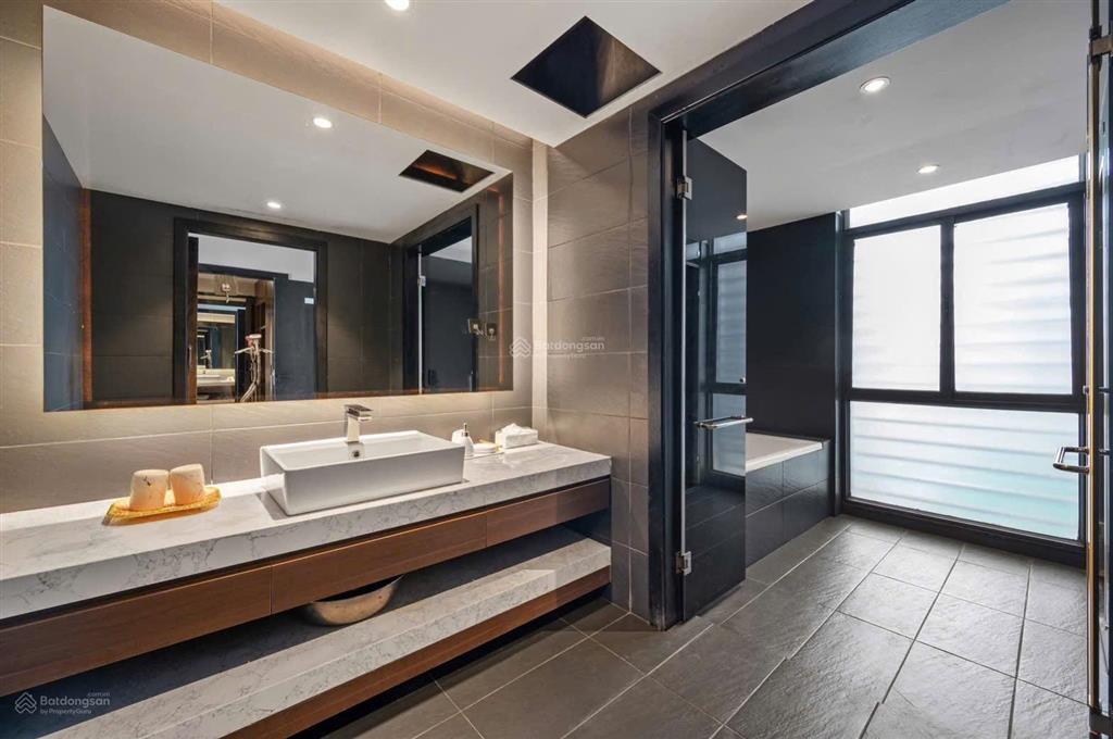 Cho thuê villa hồ bơi 3 tầng hoà xuân dt  200m2 , dtsd  500m2
4 pn,3wc  full nội thất cao