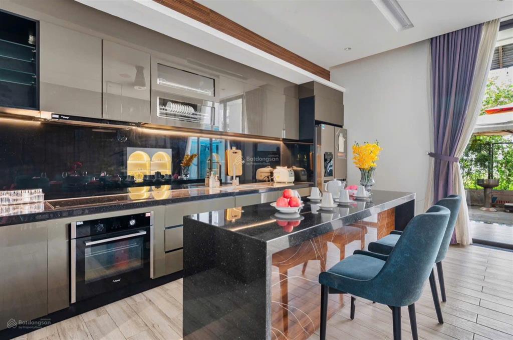 Cho thuê villa hồ bơi 3 tầng hoà xuân dt  200m2 , dtsd  500m2
4 pn,3wc  full nội thất cao