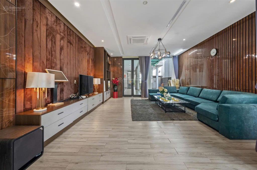 Cho thuê villa hồ bơi 3 tầng hoà xuân dt  200m2 , dtsd  500m2
4 pn,3wc  full nội thất cao