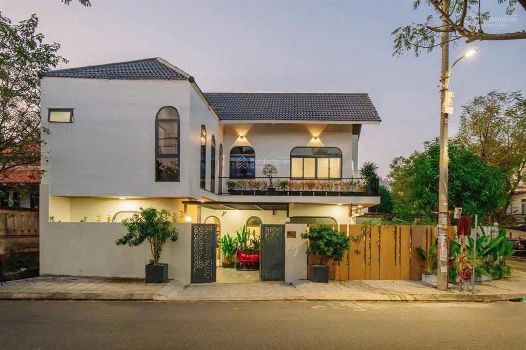 Cho thuê villa hồ bơi 3 tầng hoà xuân dt  200m2 , dtsd  500m2
4 pn,3wc  full nội thất cao