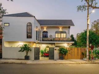 Cho thuê villa hồ bơi 3 tầng hoà xuân dt  200m2 , dtsd  500m2
4 pn,3wc  full nội thất cao