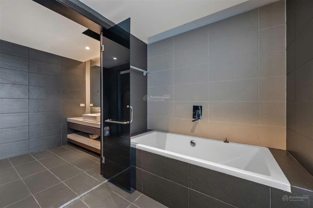 Cho thuê villa hồ bơi 3 tầng hoà xuân dt  200m2 , dtsd  500m2
4 pn,3wc  full nội thất cao