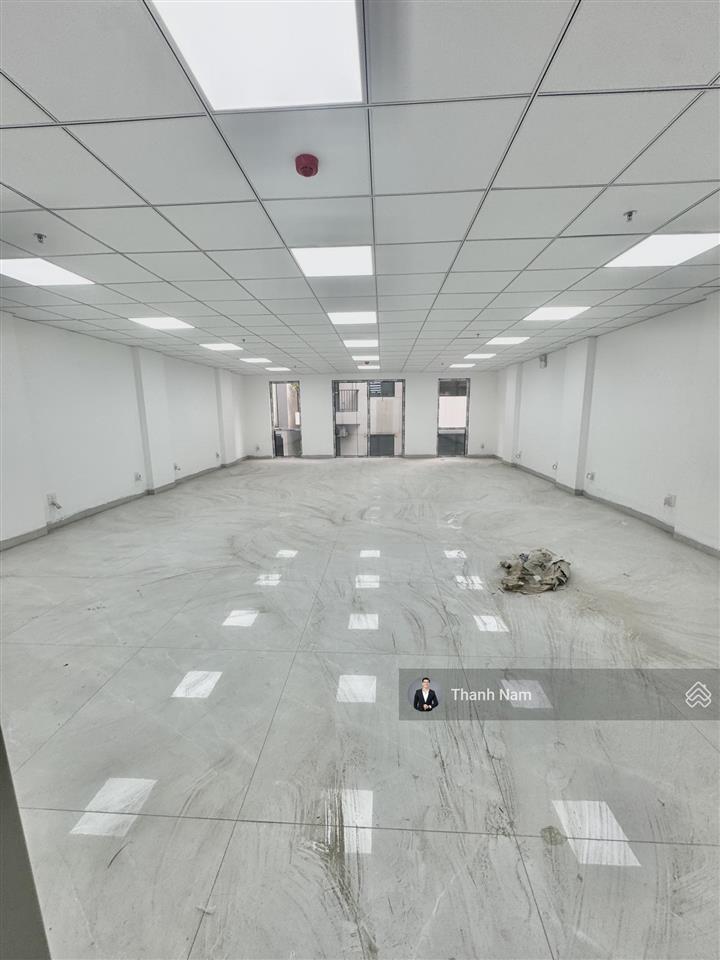 Chính chủ thuê toà nhà văn phòng tại 76 trần thái tông  cầu giấy dt 135m2 x 8 tầng 1 hầm giá 195tr