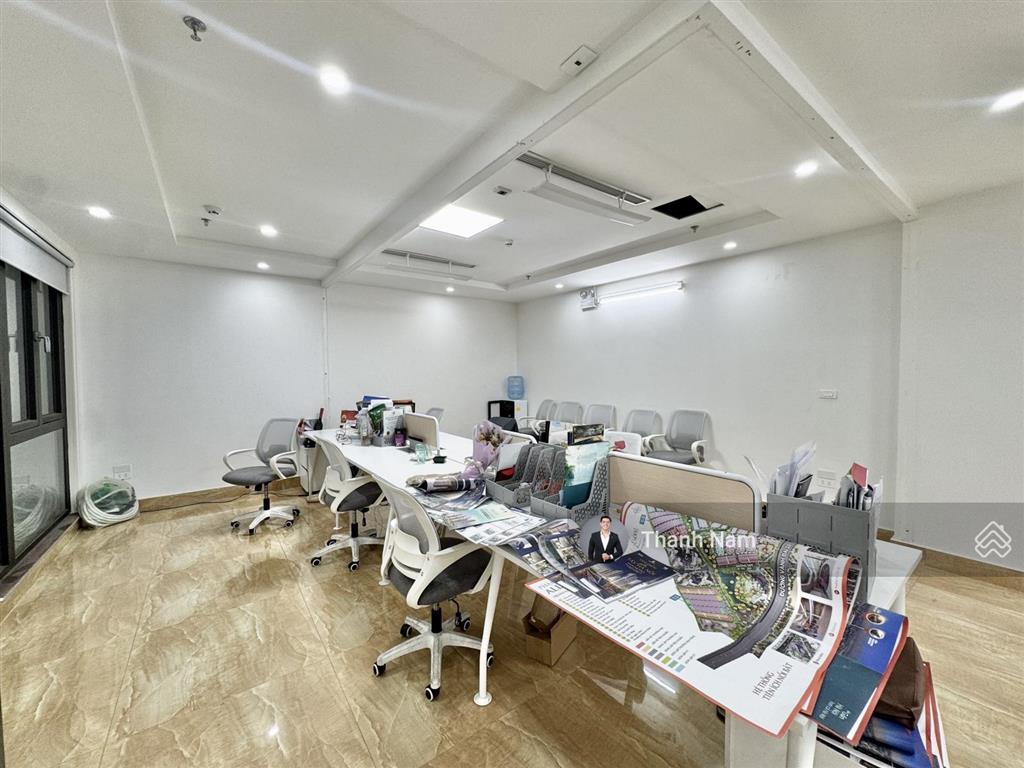 Cho thuê văn phòng tại lê văn lương, hoàng ngân, thanh xuân dt 225m2 giá 40tr có nội thất dùng free