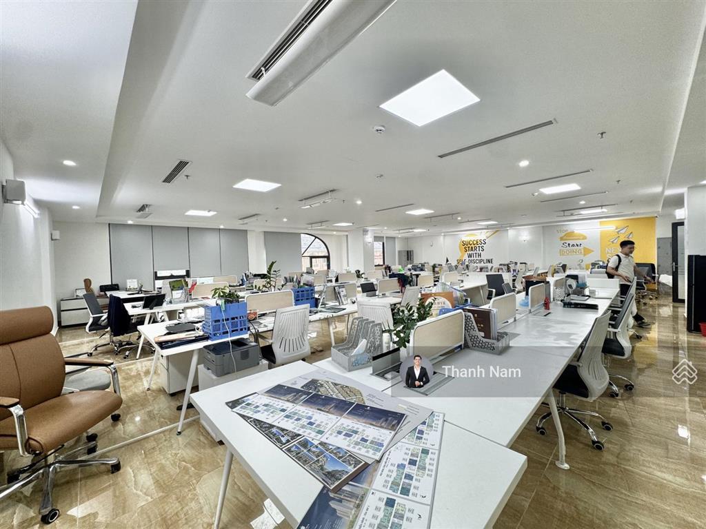 Cho thuê văn phòng tại lê văn lương, hoàng ngân, thanh xuân dt 225m2 giá 40tr có nội thất dùng free