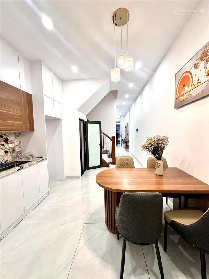 Mai dịchnhà xây mớingõ thông100m ra phố6 ngủ full nội thất40m*5 tầngmặt tiền 3.8m