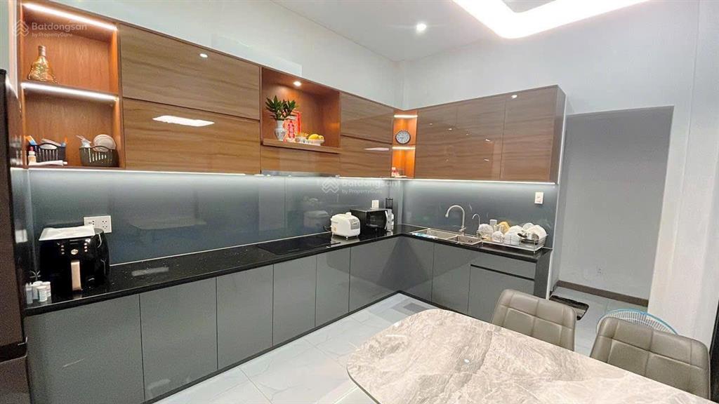 Giảm mạnh bán gấp nhà 3 tầng  hxh  dt 80m2  giá 6,5 tỷ nhỉnh  ngay phạm văn đồng