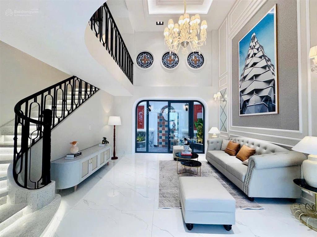 Nhà nguyễn văn cừ 1 trệt 2 lầu sân thượng, vị trí trung tâm, sổ hồng riêng, đường 10m ô tô thông