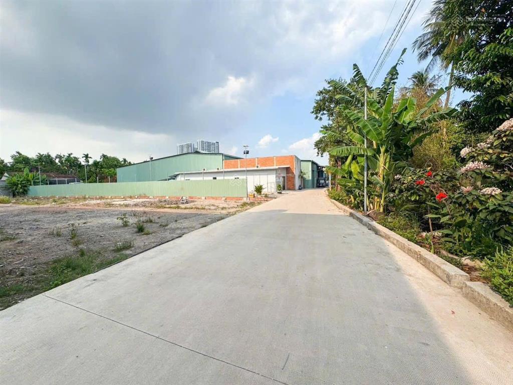 Chủ cần tiền ra đi lô đất vị trí cực đẹp 200m2, vĩnh phú 27, sổ hồng riêng, hẻm ô tô thông 8m