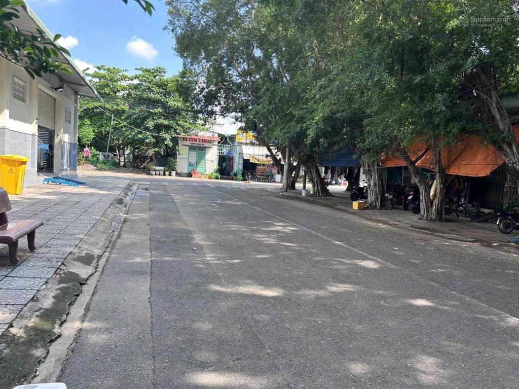 Em còn 1 lô lớn ở kdc an thạnh, đường 8m trải nhựa, full thổ cư, sổ hồng riêng, tiềm năng tăng giá