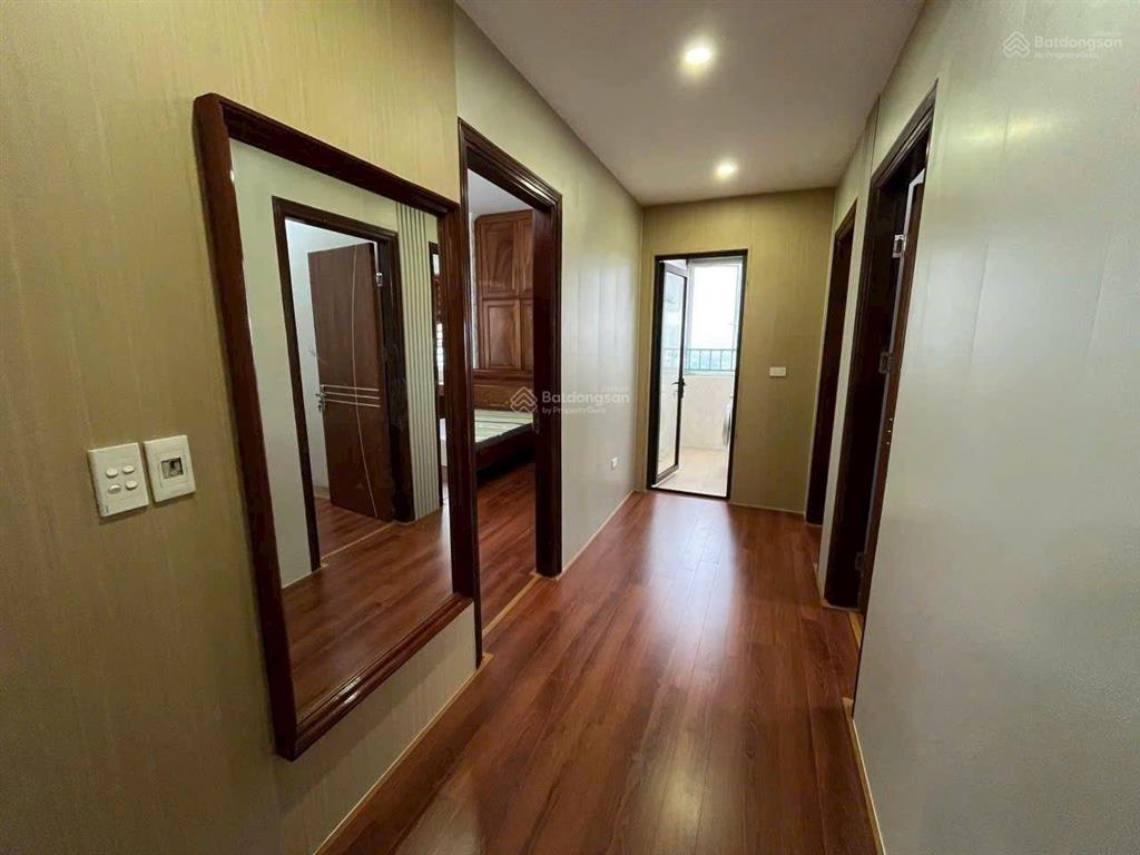 Mặt phố cầu giấy  dt 67m, 5 tầng, mt 5.6m, giá 55 tỷ.