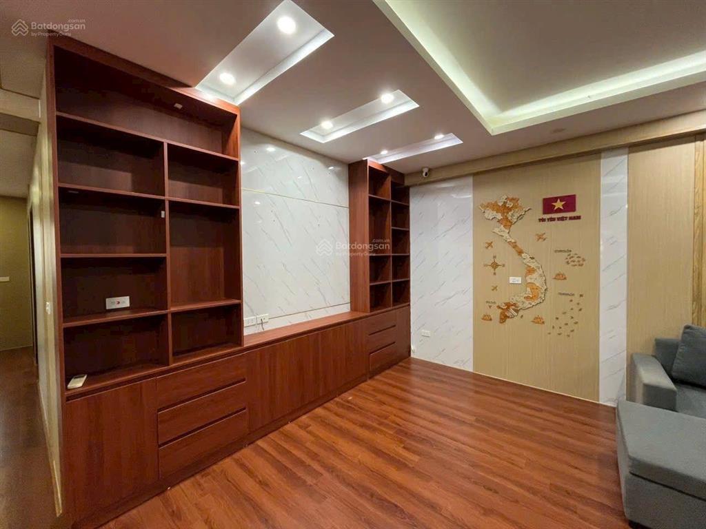 Mặt phố cầu giấy  dt 67m, 5 tầng, mt 5.6m, giá 55 tỷ.