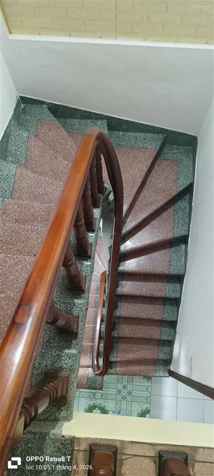 Siêu phẩm còn sót lại tại phùng khoang  cầu thang giữa  thoáng trước sau
