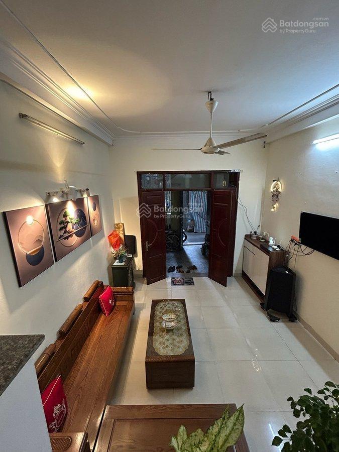 Nhà dân xây chắc chắn  lô góc  gần phố  có thể sửa thành căn hộ dịch vụ