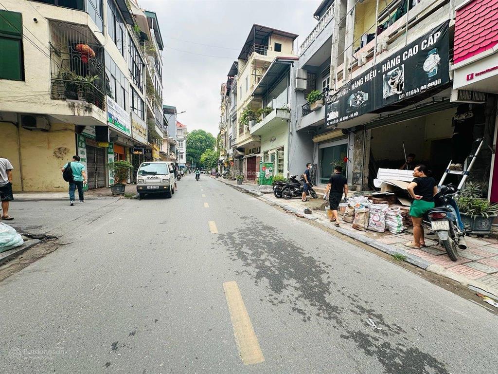 Mặt phố lê lợi  tuyến phố kinh doanh sầm uất  nằm giữa trung tâm hà đông.