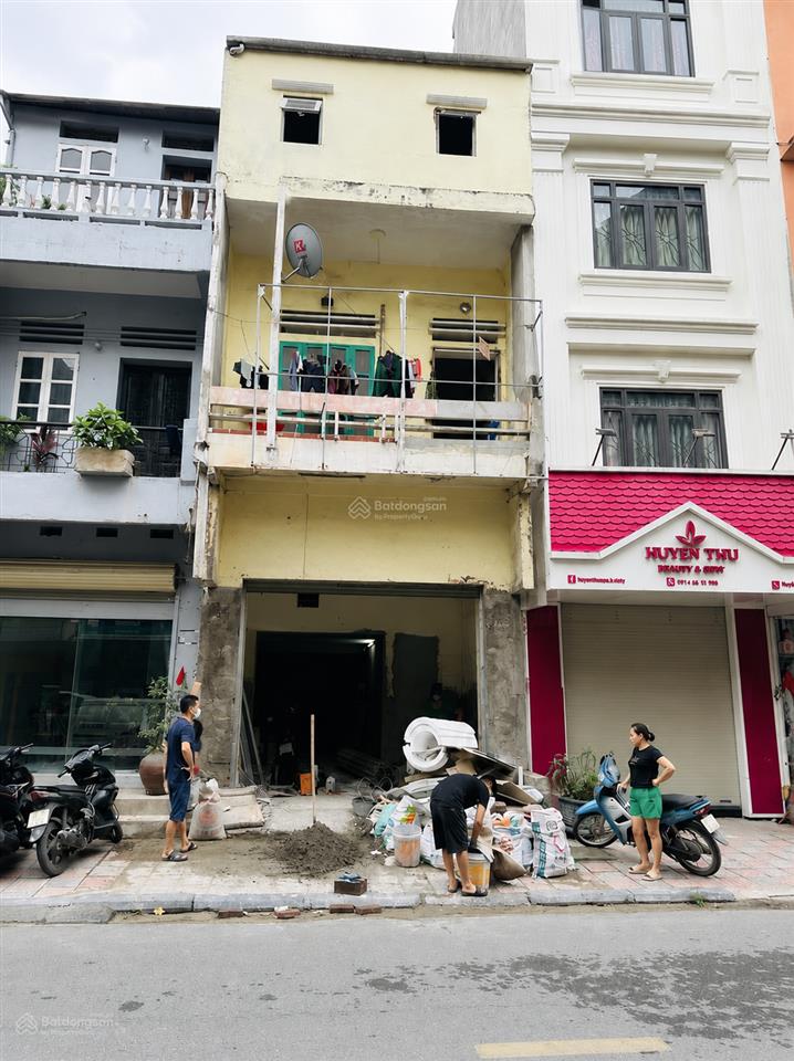 Mặt phố lê lợi  tuyến phố kinh doanh sầm uất  nằm giữa trung tâm hà đông.