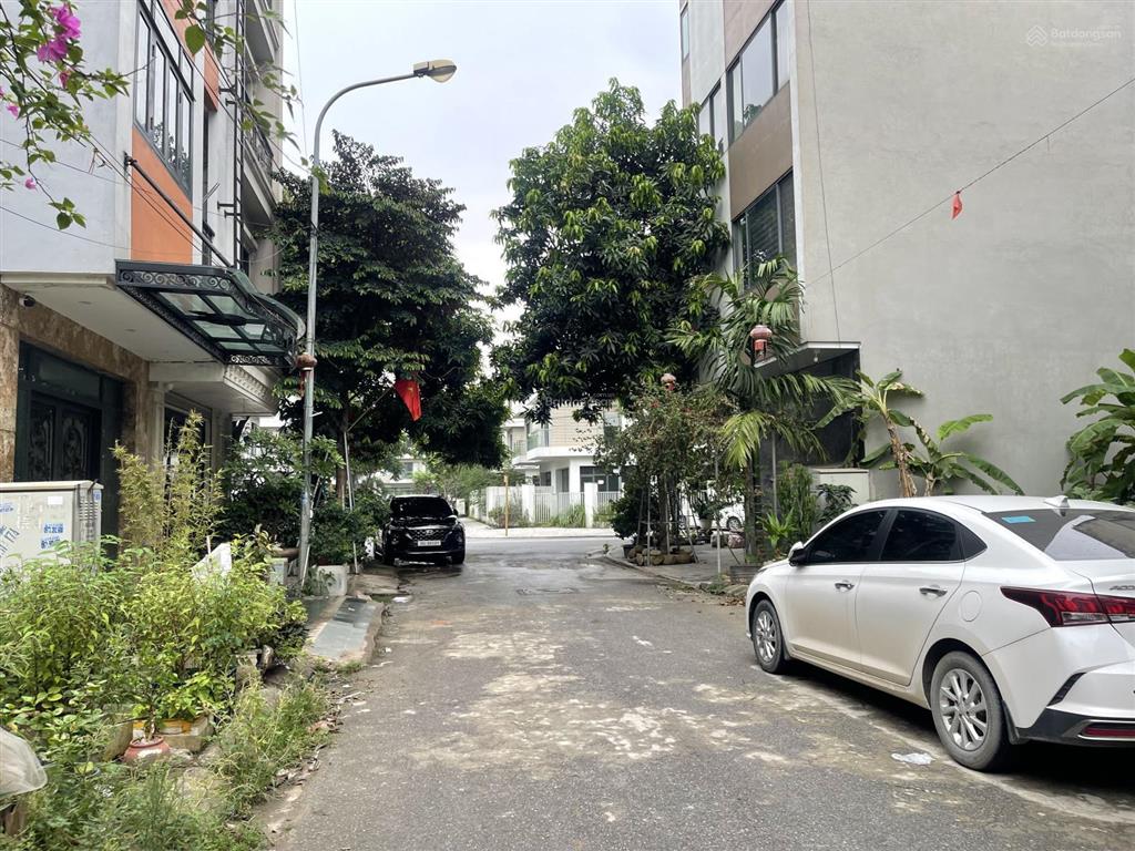 Liền kề văn khê hà đông kinh doanh phân lô vỉa hè dt=50m 5 tầng giá 14 tỷ. có thương lượng.