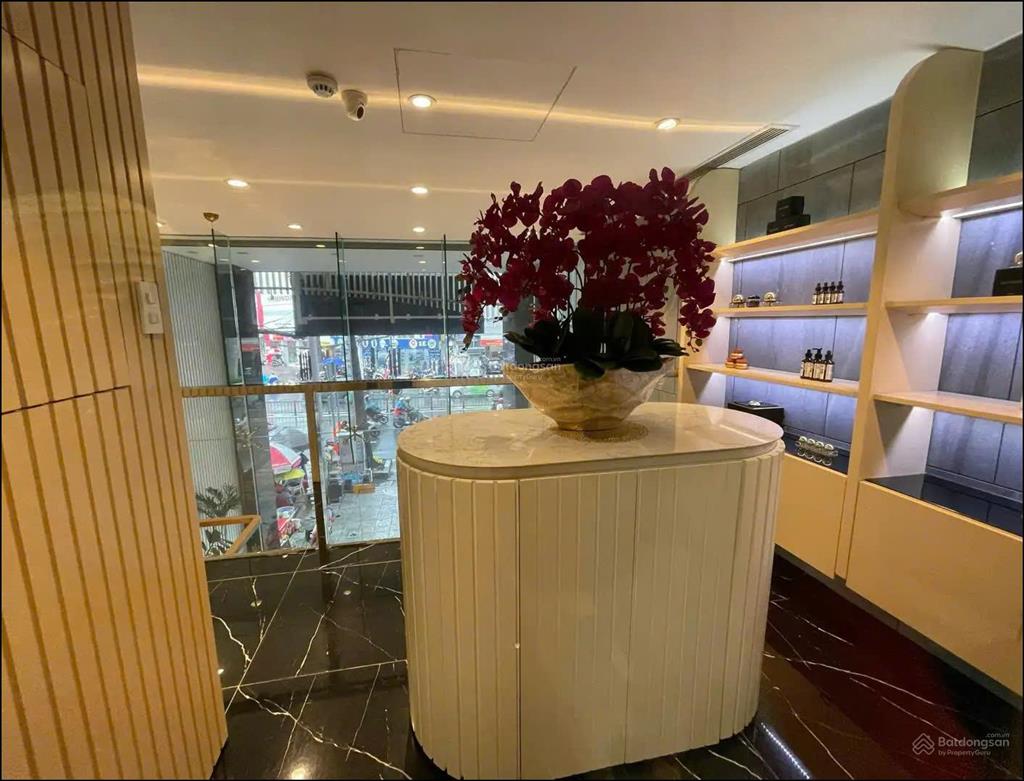 Cho thuê nhà nguyên căn mặt tiền 240 nguyễn công trứ quận 1