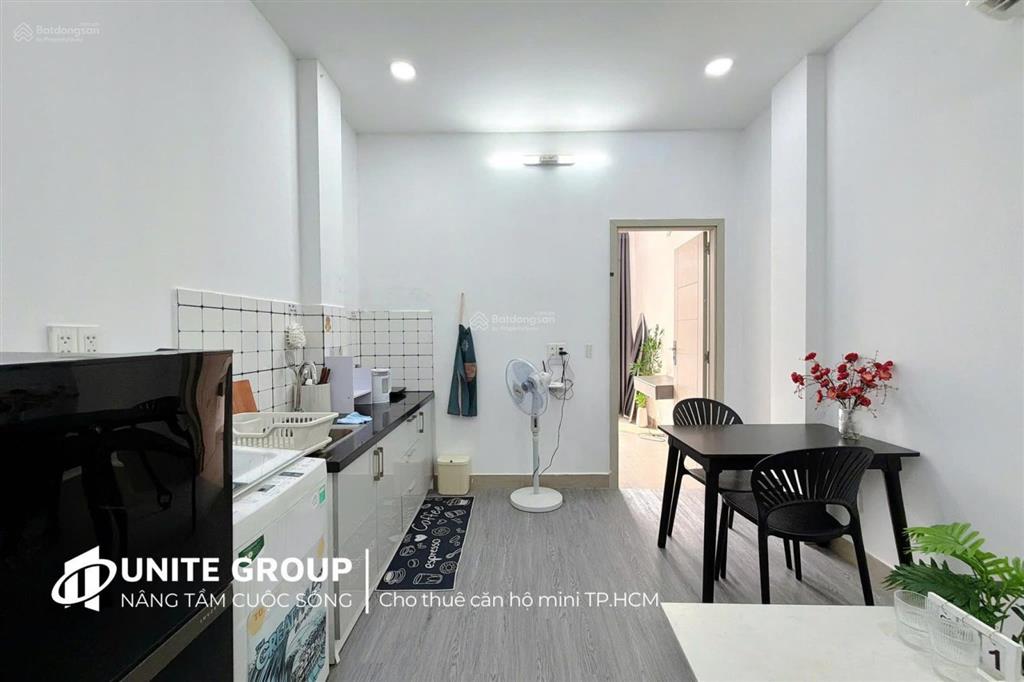 Cho thuê phòng 40m2 có ban công  sân vườn ngay toà nhà viettel gầ công viên đường cmt8 quận 3
