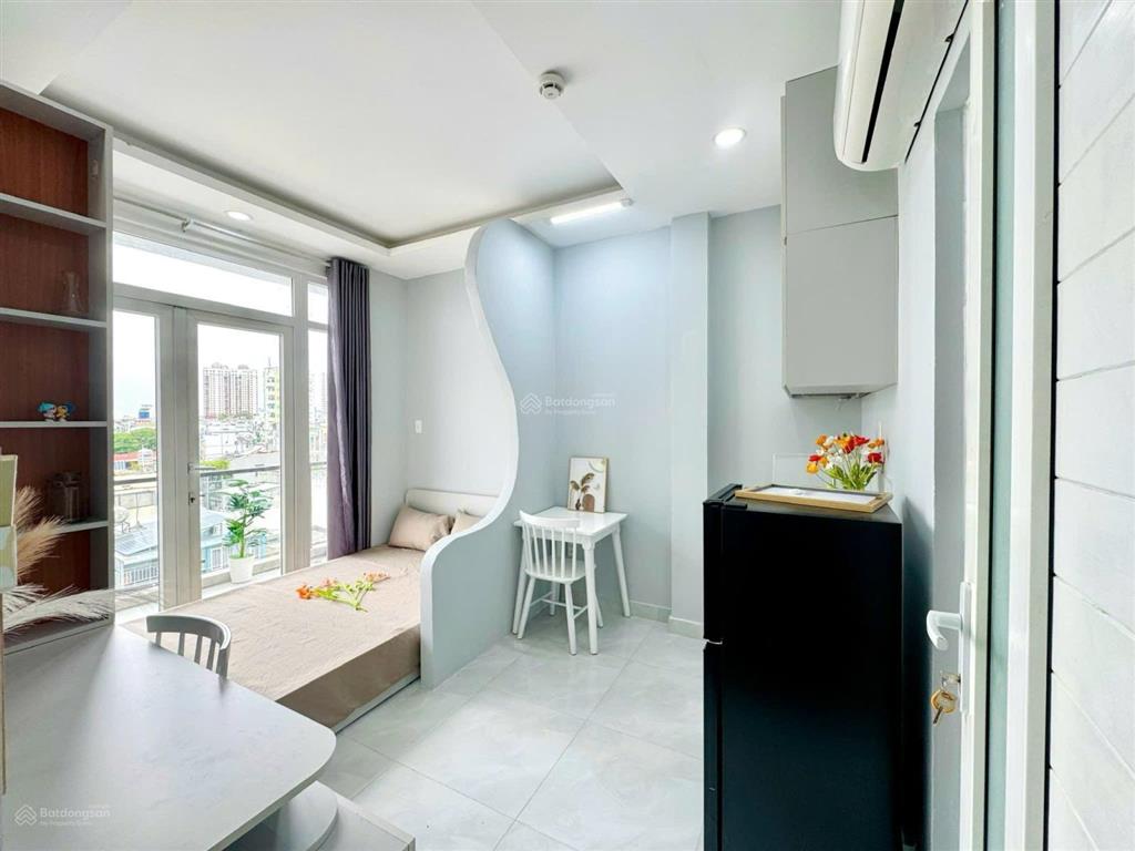 Phòng cho thuê thang máy ban công 1pn ngay cầu nguyễn văn cừ đầy đủ tiện nghi gần chợ bến thành