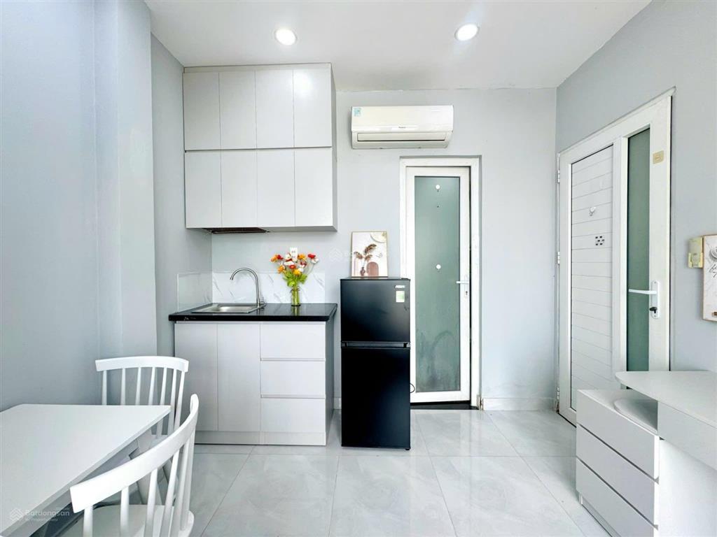 Phòng cho thuê thang máy ban công 1pn ngay cầu nguyễn văn cừ đầy đủ tiện nghi gần chợ bến thành