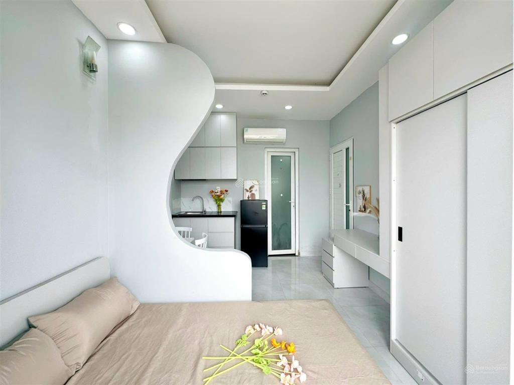 Phòng cho thuê thang máy ban công 1pn ngay cầu nguyễn văn cừ đầy đủ tiện nghi gần chợ bến thành