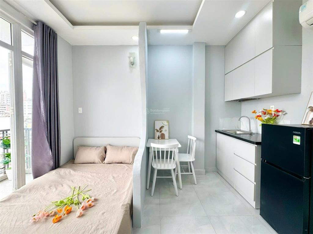 Phòng cho thuê thang máy ban công 1pn ngay cầu nguyễn văn cừ đầy đủ tiện nghi gần chợ bến thành