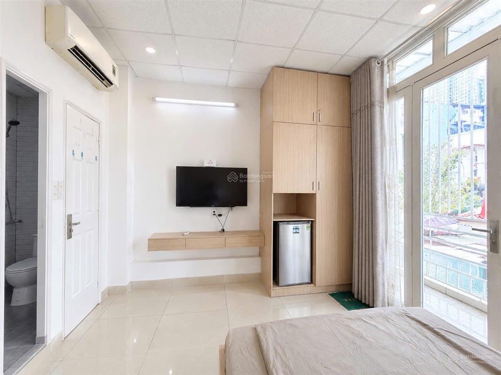 Phòng cho thuê 1 phòng ngủ tách bếp ban công ngay trần hưng đạo không chung chủ đầy đủ nội thất