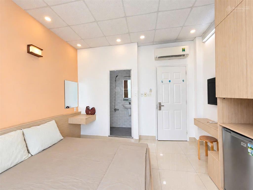 Phòng cho thuê 1 phòng ngủ tách bếp ban công ngay trần hưng đạo không chung chủ đầy đủ nội thất