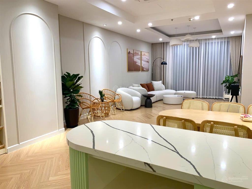 Bán căn 2 phòng ngủ r1 royal city. dt 110m2 giá 10,8 tỷ fun đồ bàn giao nhà ngay  0926 399 ***
