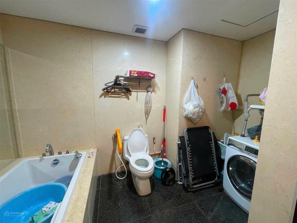 Chính chủ bán căn 2 phòng ngủ diện tích 103m2 r4 royal giá 82tr/m2  0926 399 ***